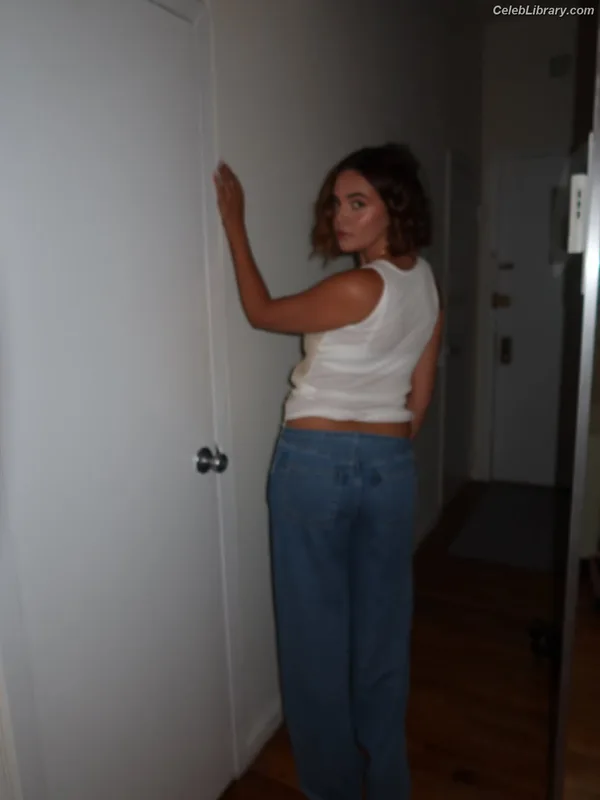 Bailee Madison photo 1 of 422