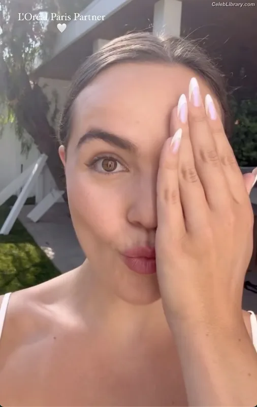 Bailee Madison photo 23 of 422