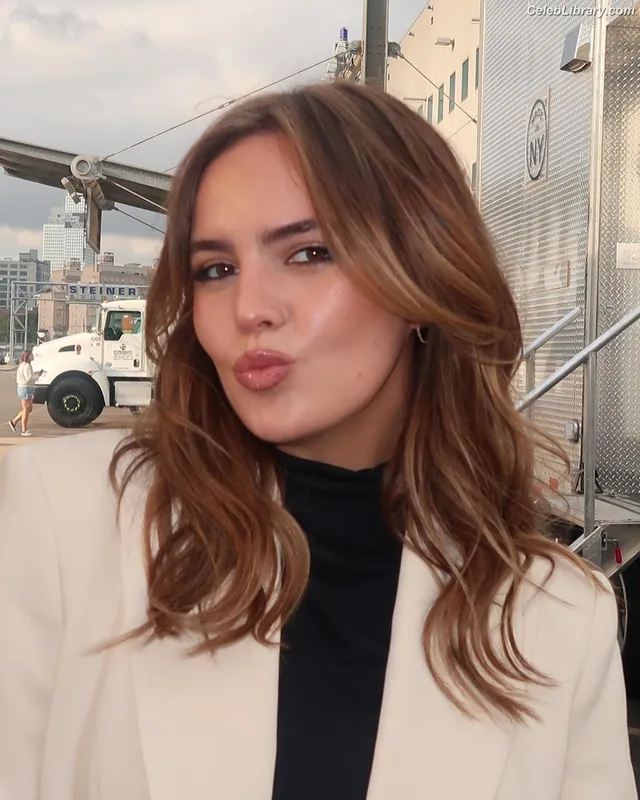 Bailee Madison photo 1 of 422