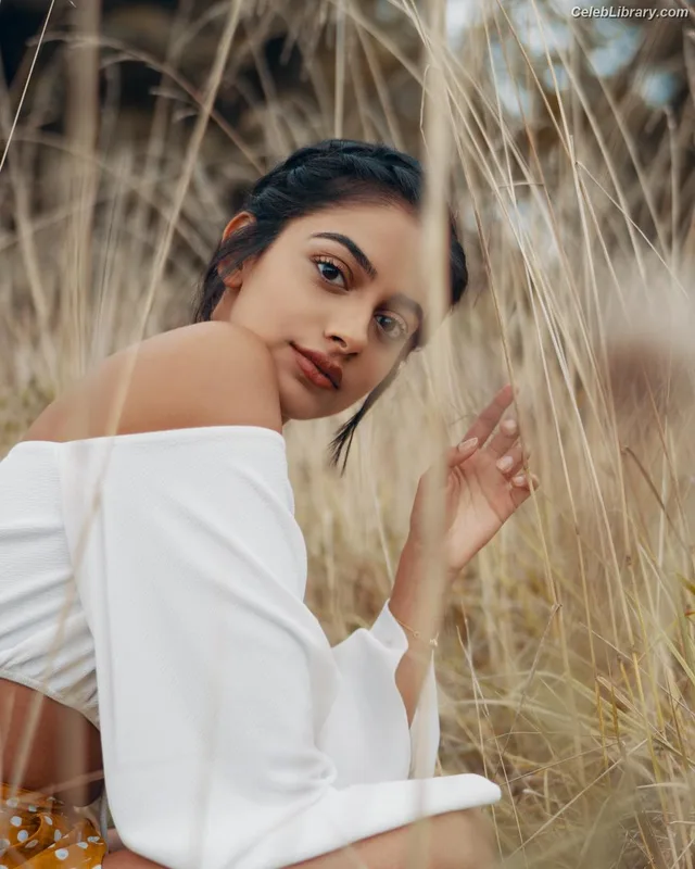 Banita Sandhu photo 11 of 68