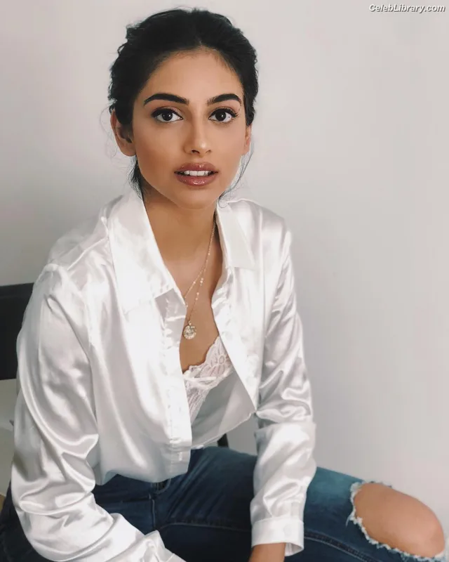 Banita Sandhu photo 13 of 68