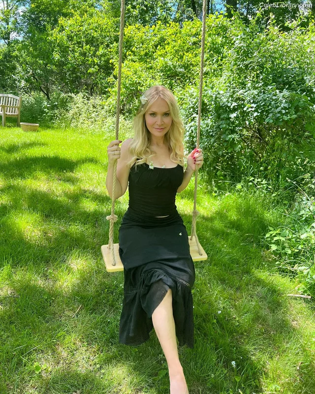 Barbara Alyn Woods photo 12 of 92