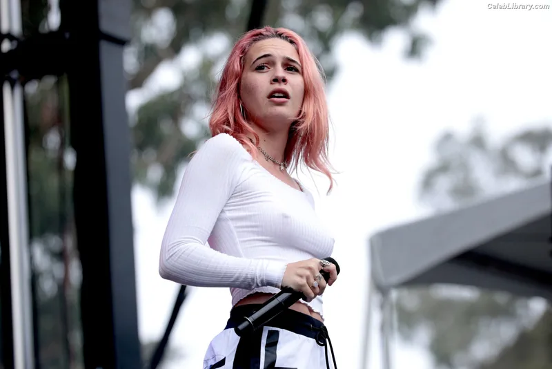 Bea Miller photo 11 of 340