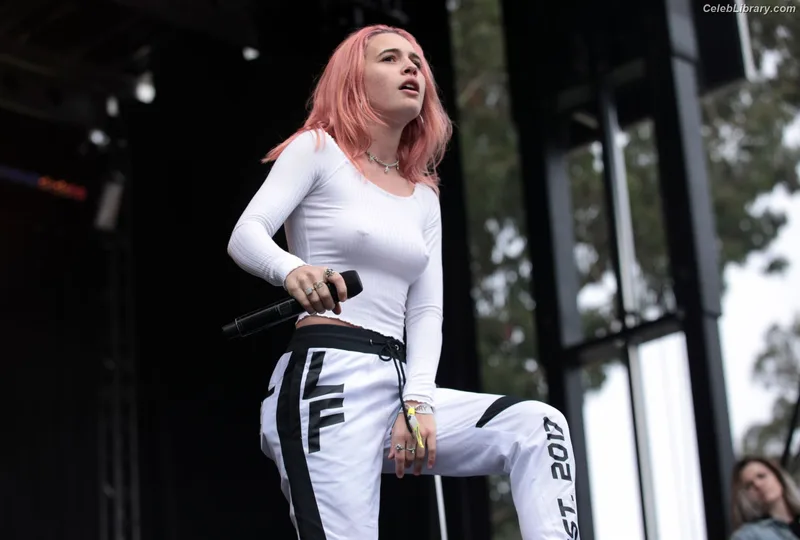Bea Miller photo 13 of 340