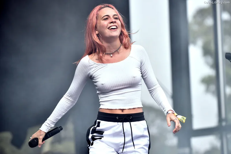 Bea Miller photo 15 of 340