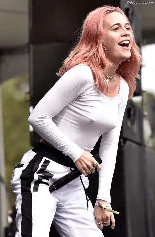 Bea Miller photo 17 of 340