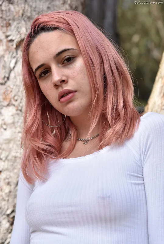Bea Miller photo 20 of 340