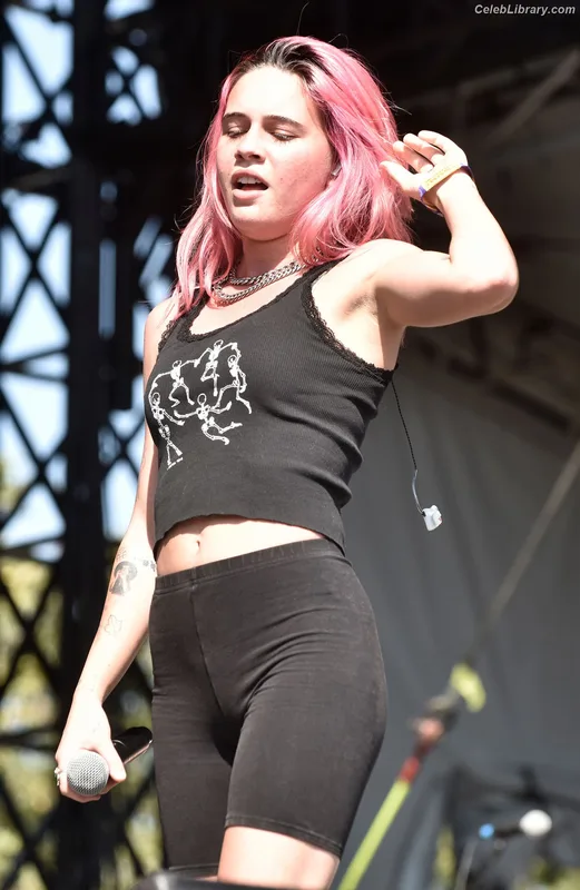 Bea Miller photo 1 of 340