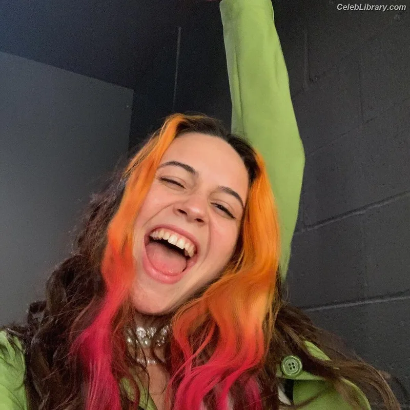 Bea Miller photo 11 of 340