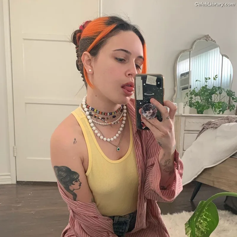 Bea Miller photo 10 of 340