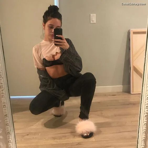 Bea Miller photo 20 of 340