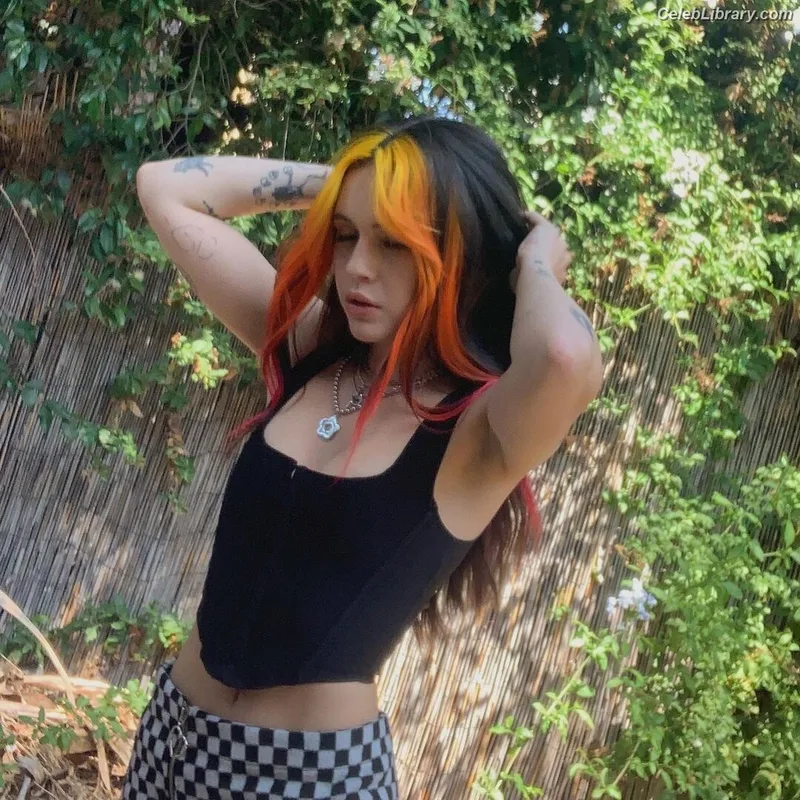 Bea Miller photo 1 of 340