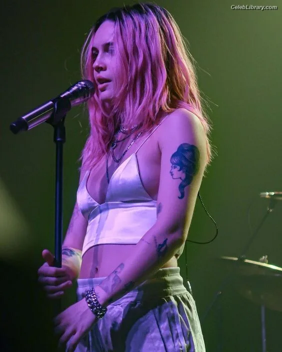 Bea Miller photo 21 of 340