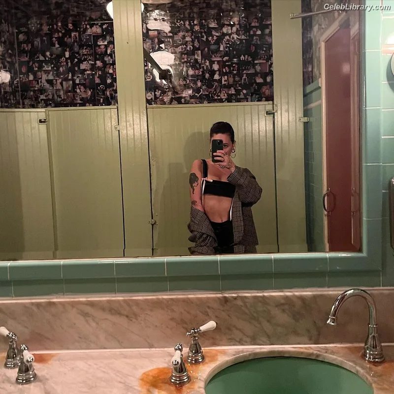 Bea Miller photo 16 of 340