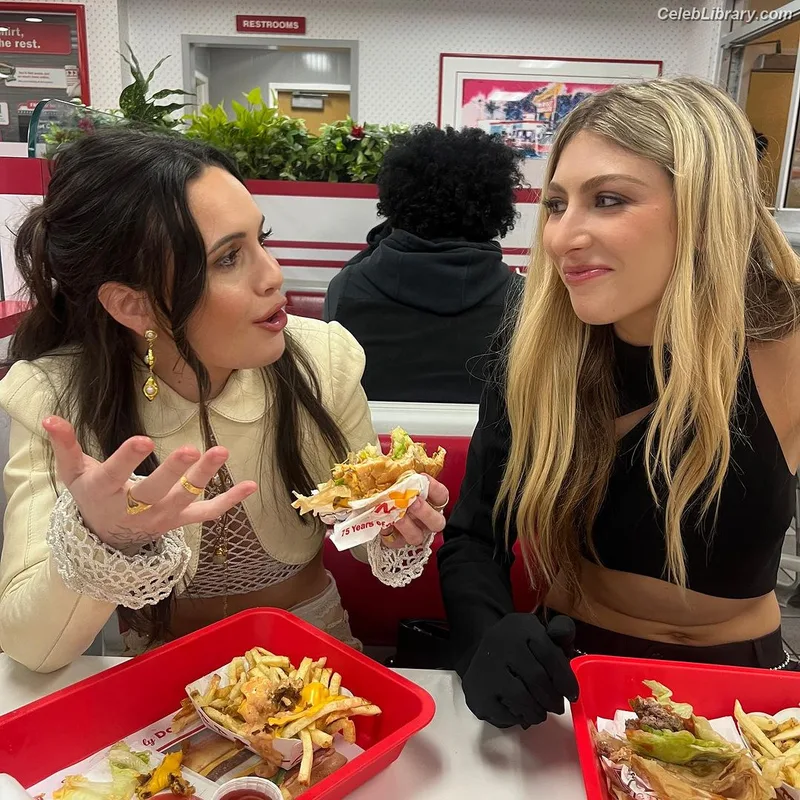 Bea Miller photo 16 of 340