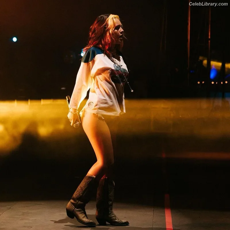 Bea Miller photo 6 of 340