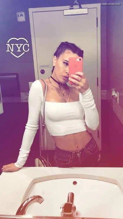 Bea Miller photo 7 of 340