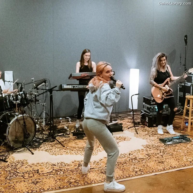 Bea Miller photo 17 of 340