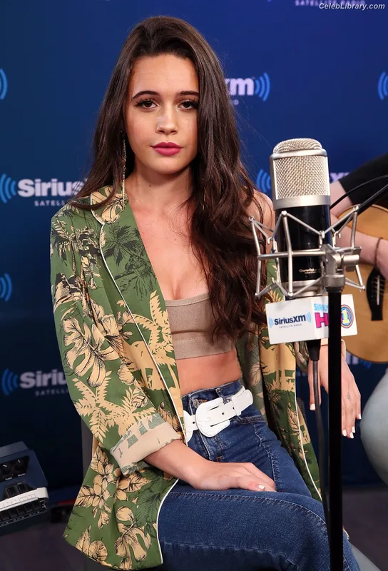 Bea Miller photo 19 of 340