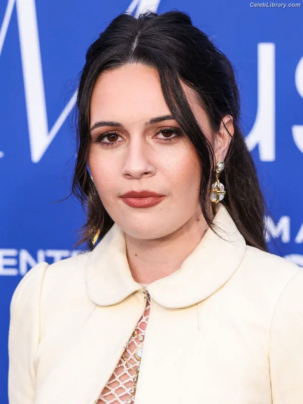 Bea Miller photo 9 of 340