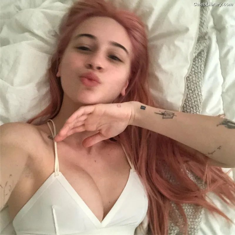 Bea Miller photo 10 of 340