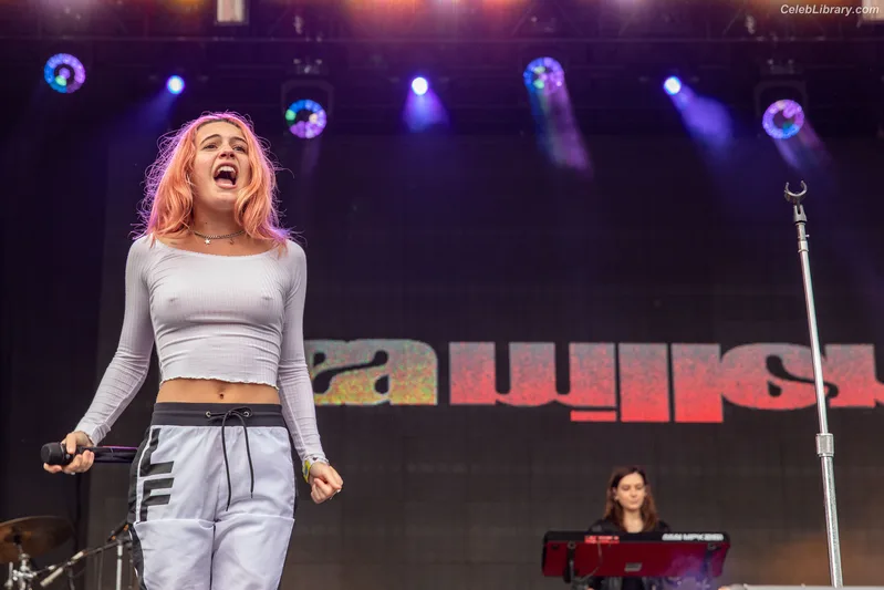 Bea Miller photo 24 of 340