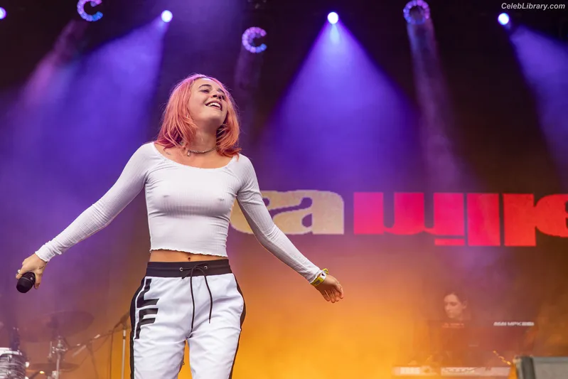 Bea Miller photo 1 of 340
