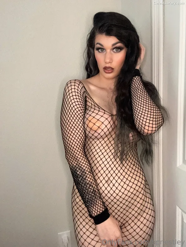 Bea Priestley photo 19 of 1040