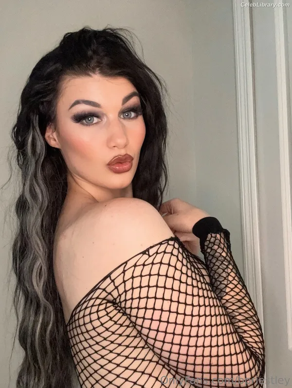 Bea Priestley photo 6 of 1040