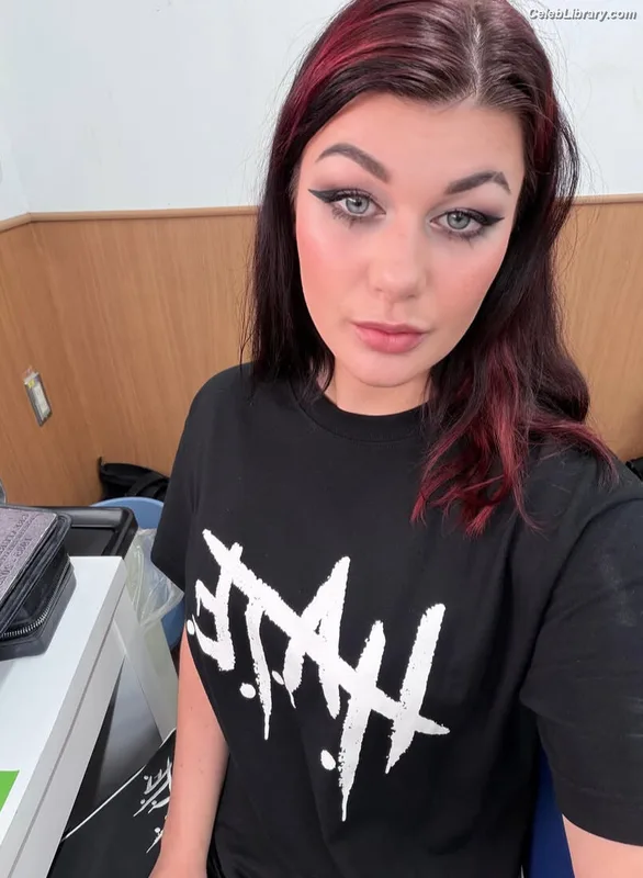 Bea Priestley photo 22 of 1040