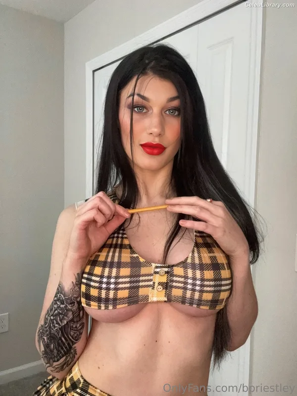 Bea Priestley photo 3 of 1040