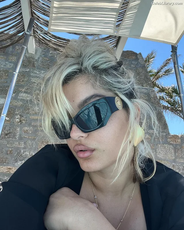 Bebe Rexha photo 7 of 404