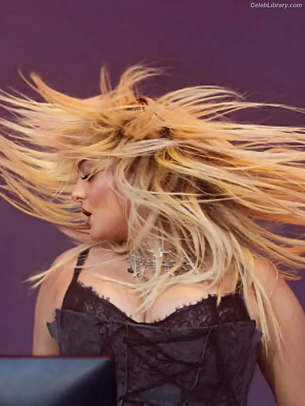 Bebe Rexha photo 18 of 404