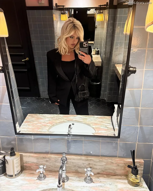 Bebe Rexha photo 7 of 404