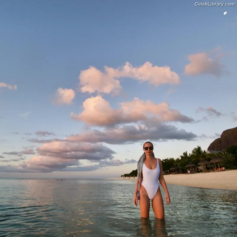 Becca Tobin photo 8 of 88
