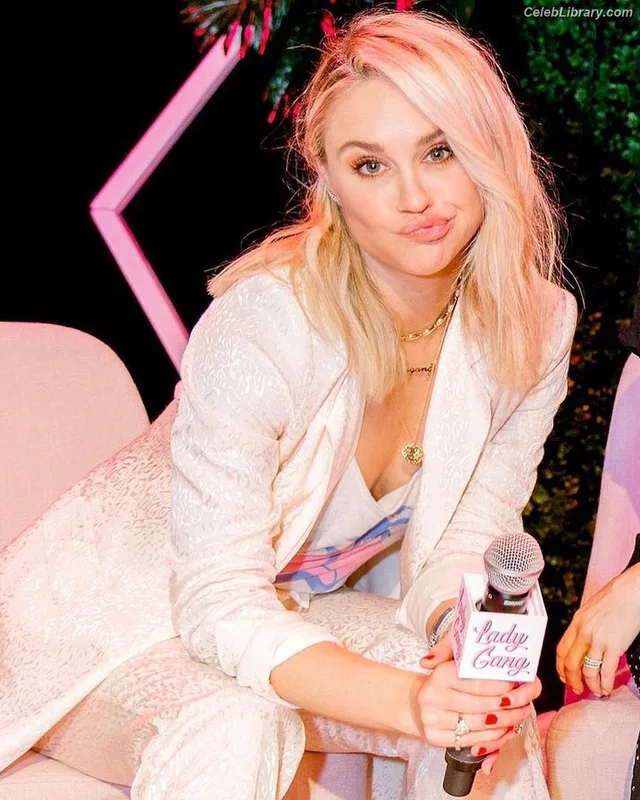 Becca Tobin photo 11 of 88