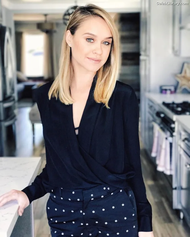 Becca Tobin photo 17 of 88