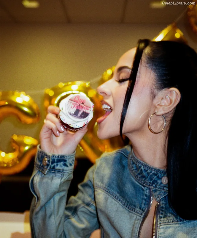 Becky G photo 1 of 806