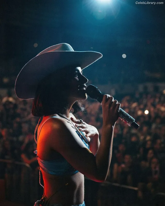 Becky G photo 2 of 806
