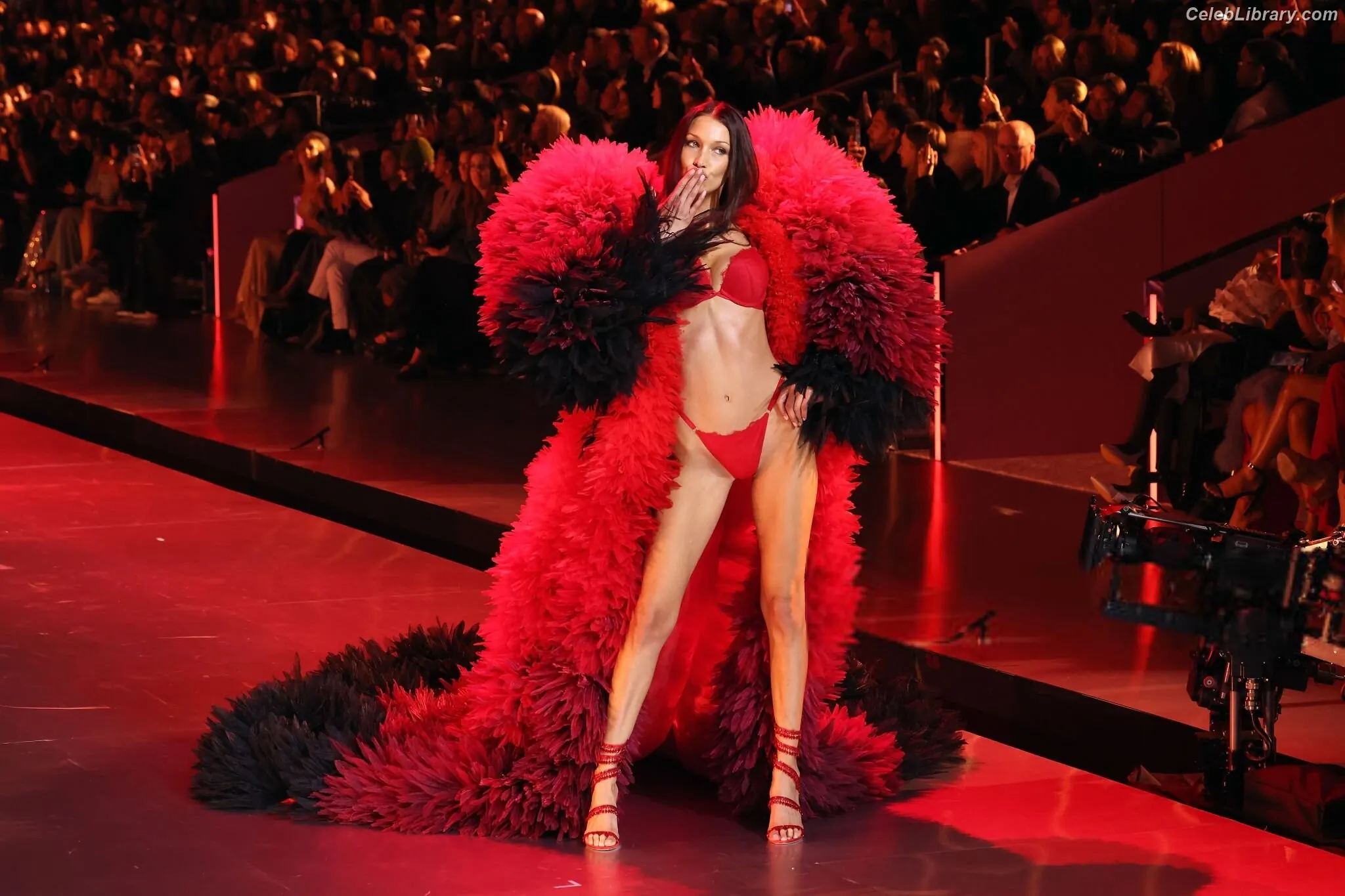 Bella Hadid photo 20 of 1888