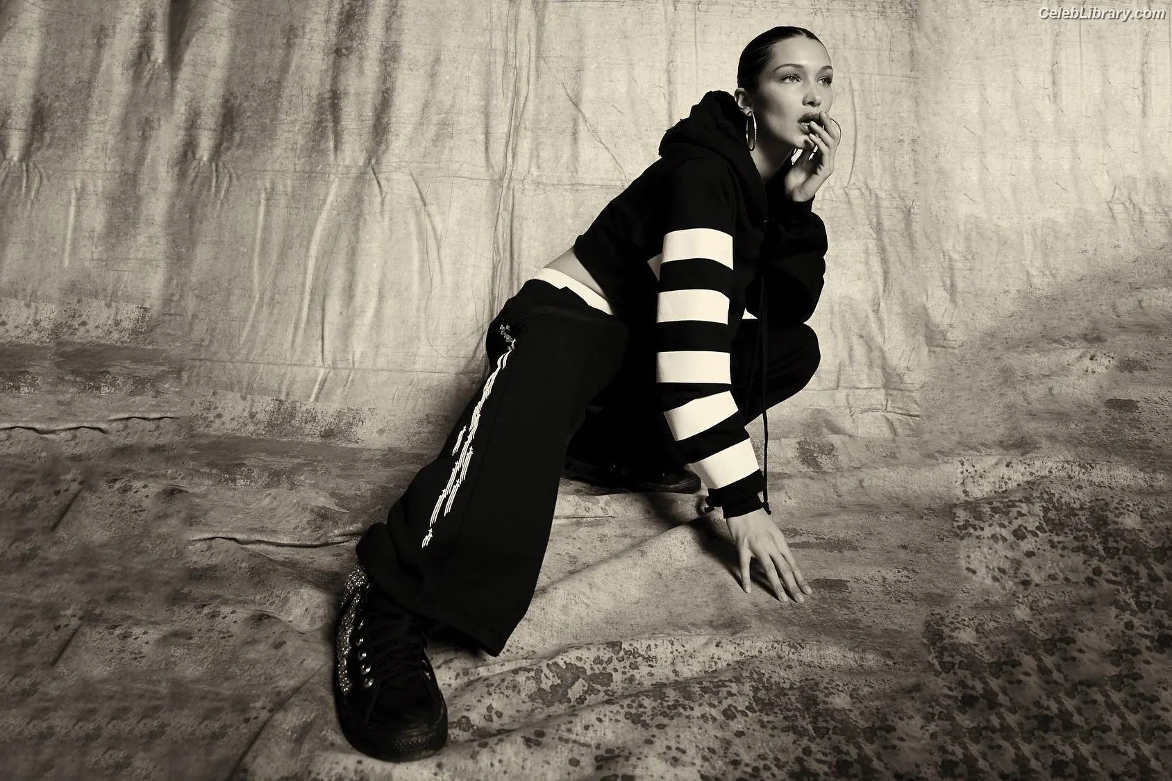 Bella Hadid photo 14 of 1888
