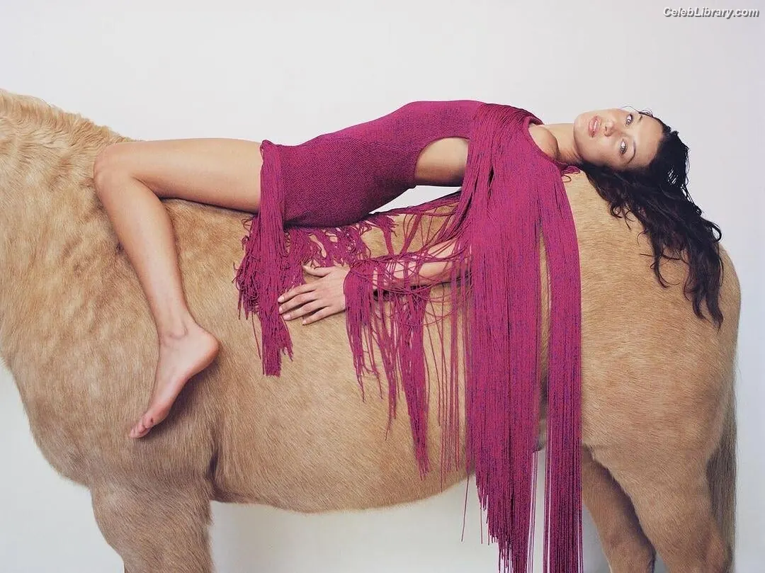 Bella Hadid photo 13 of 1888