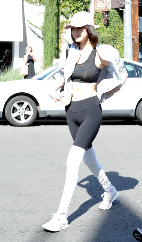 Bella Hadid photo 19 of 1874