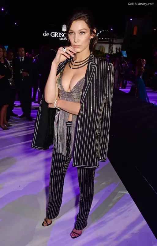 Bella Hadid photo 1 of 1874