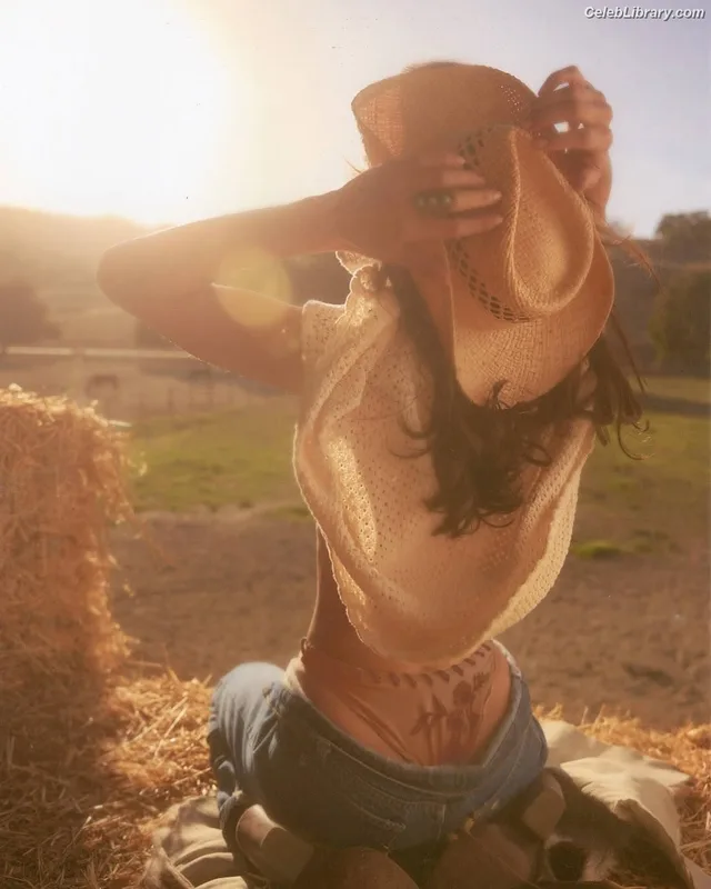 Bella Hadid photo 12 of 1874