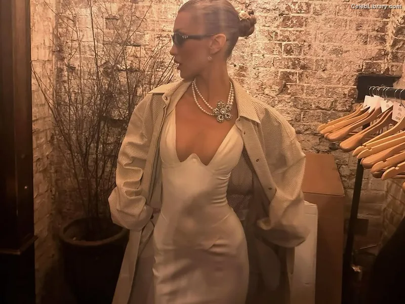 Bella Hadid photo 16 of 1874