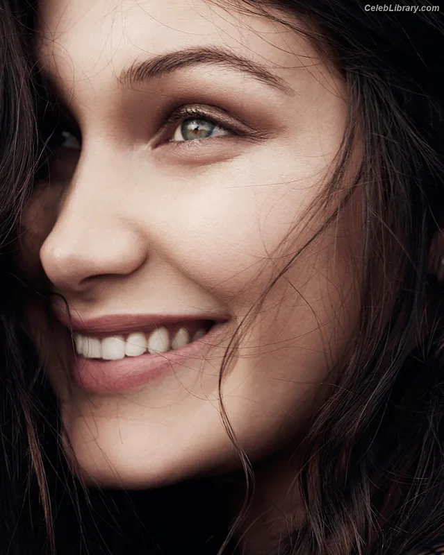 Bella Hadid photo 3 of 1874