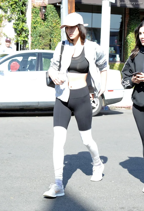 Bella Hadid photo 4 of 1874