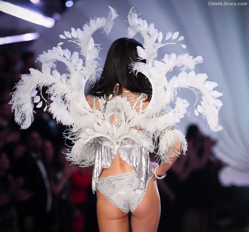 Bella Hadid photo 12 of 1874
