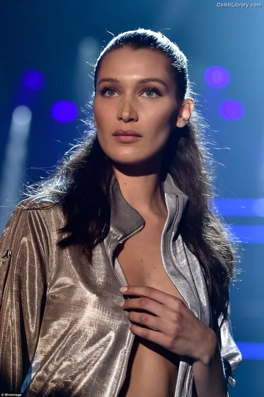 Bella Hadid photo 18 of 1874